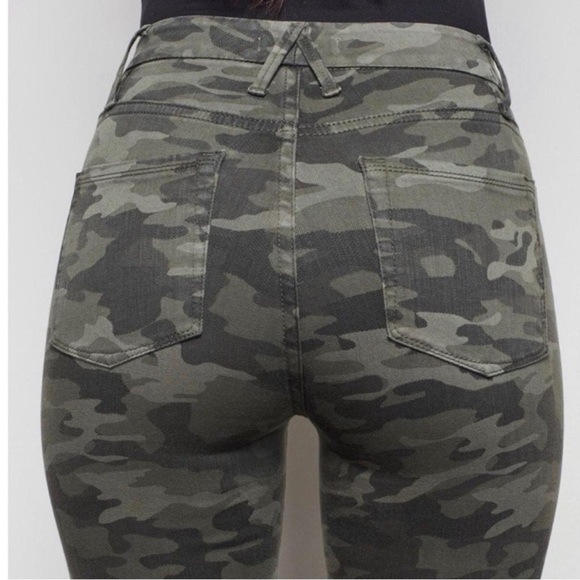 Good American • Always Fits Good Waist Skinny Jeans - Picture 5 of 7